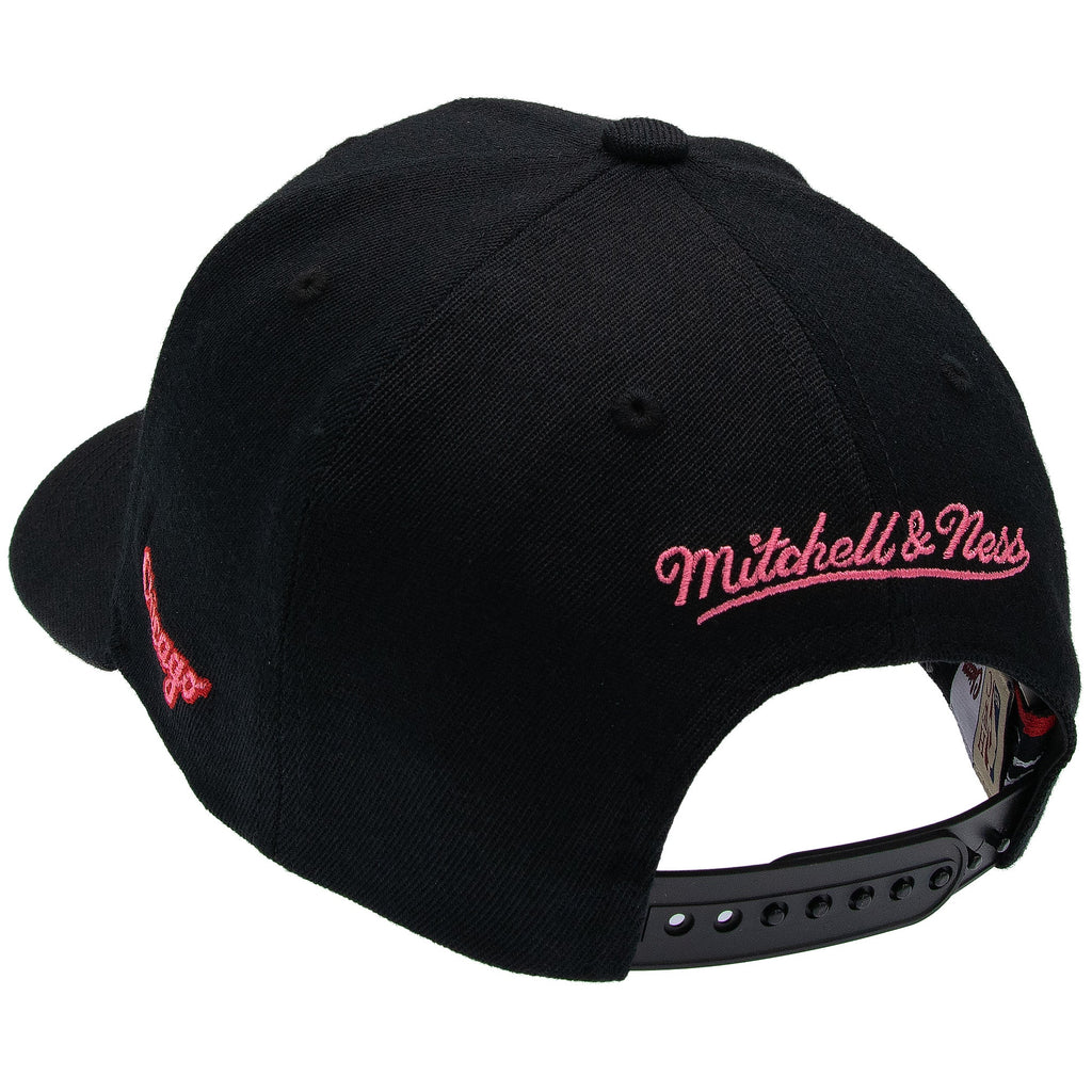 Chicago Bulls NBA Is It Pink? Classic Red Snapback Mitchell & Ness Black/Pink